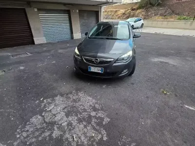 Usata Opel Astra Cosmo 160 CV (117 kW) 2011 Grigio Berlina
