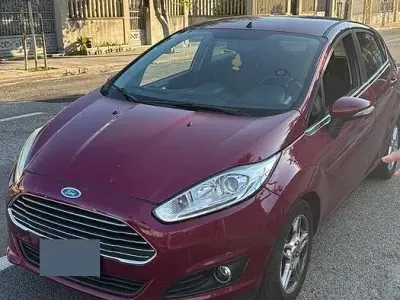 Usata Ford Fiesta 75 CV (55 kW) 2014 Rosso Utilitaria