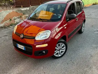 Usata Fiat Panda Lounge 80 CV (58 kW) 2013 Rosso Utilitaria