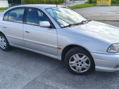 Usata Toyota Avensis 110 CV (80 kW) 2002 Grigio Berlina