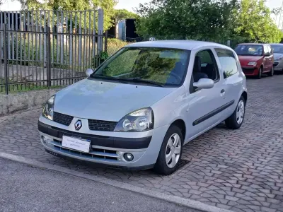 Usata Renault Clio II 75 CV (55 kW) 2004 Argento Berlina