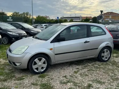 Usata Ford Fiesta Ghia 75 CV (55 kW) 2003 Grigio Utilitaria