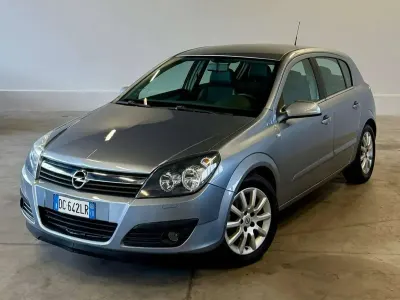Käytetty Opel Astra Club 105 HP (77 kW) 2006 Harmaa Sedan