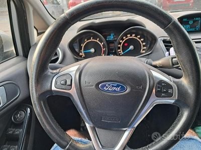 Usata Ford Fiesta 97 CV (71 kW) 2014 Grigio Utilitaria