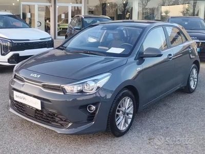 Usata Kia Rio Style 101 CV (74 kW) 2022 Grigio Berlina