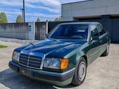 Usata Mercedes E200 122 CV (89 kW) 1989 Verde Berlina