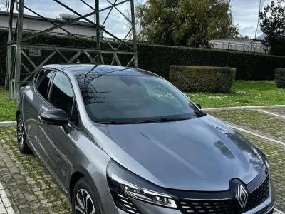 Usata Renault Clio V Techno 101 CV (74 kW) 2024 Blu Berlina