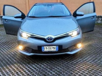 Usata Toyota Auris Hybrid Active 99 CV (72 kW) 2017 Argento Berlina