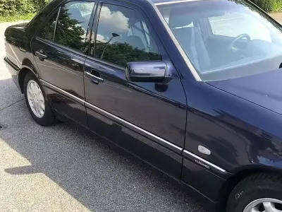 Usata Mercedes C180 Elegance 122 CV (89 kW) 1999 Blu Berlina