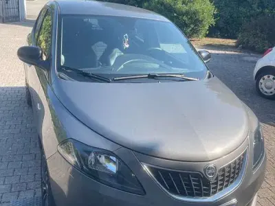 Usata Lancia Ypsilon Silver 69 CV (50 kW) 2024 Grigio Utilitaria