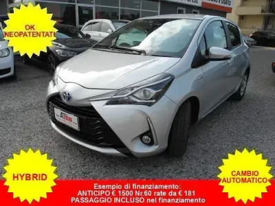 Usata Toyota Yaris Hybrid Business Edition 73 CV (53 kW) 2017 Grigio Berlina