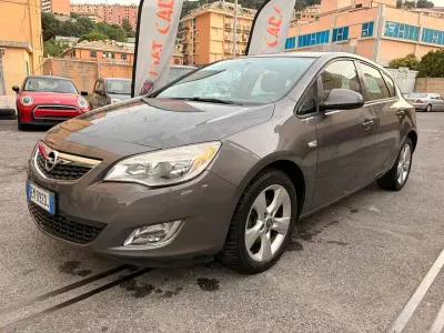 Usata Opel Astra Cosmo 110 CV (80 kW) 2012 Grigio Berlina