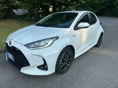 Usata Toyota Yaris Hybrid Lounge 92 CV (67 kW) 2022 Bianco Berlina