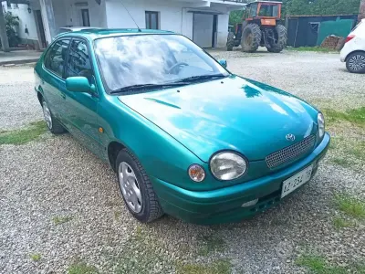 Usata Toyota Corolla 86 CV (63 kW) 1998 Verde Berlina