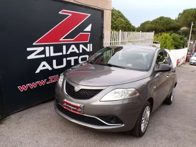 Usata Lancia Ypsilon 69 CV (50 kW) 2016 Grigio Utilitaria