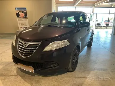 Usado Lancia Ypsilon 69 HP (50 kW) 2013 Roxo Citadino