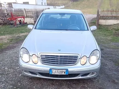 Usata Mercedes E220 Classic 150 CV (110 kW) 2004 Grigio Berlina