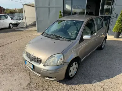 Usata Toyota Yaris Sol 68 CV (50 kW) 2003 Grigio Berlina