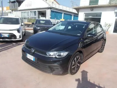 Usata VW Polo Life 95 CV (69 kW) 2023 Nero perla Utilitaria