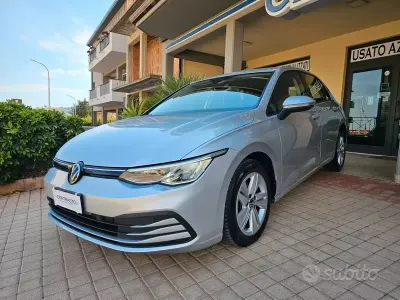 Usata VW Golf VIII Life 116 CV (85 kW) 2023 Grigio Berlina