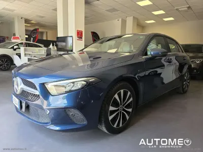 Usata Mercedes A180 Business 160 CV (117 kW) 2020 Blu/azzurro Berlina