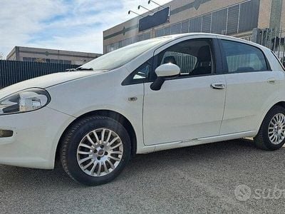 Usata Fiat Grande Punto Lounge 69 CV (50 kW) 2013 Bianco Utilitaria