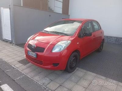 Usata Toyota Yaris Sol 69 CV (50 kW) 2007 Rosso Utilitaria