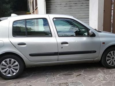 Usata Renault Clio II 75 CV (55 kW) 2001 Grigio Utilitaria