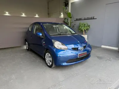 Usado Toyota Aygo 68 HP (50 kW) 2007 Azul Citadino