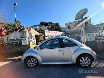 Usado VW New Beetle 105 CV (77 kW) 2005 Gris Utilitario