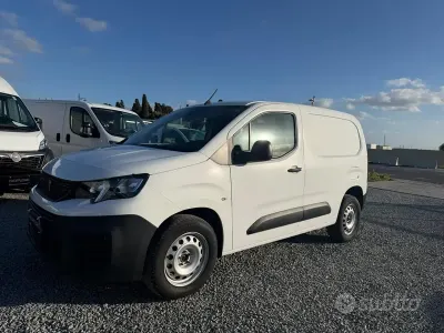 Käytetty Peugeot Partner 102 HP (75 kW) 2022 Valkoinen Tila-auto
