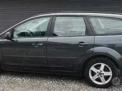 Usata Ford Focus 90 CV (66 kW) 2007 Grigio Station wagon