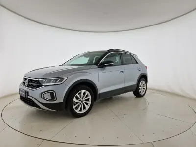 Usata VW T-Roc Life 150 CV (110 kW) 2023 Pyrit silver metallizzato nero SUV