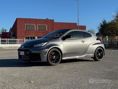 Usata Toyota Yaris 280 CV (205 kW) 2024 Grigio Utilitaria