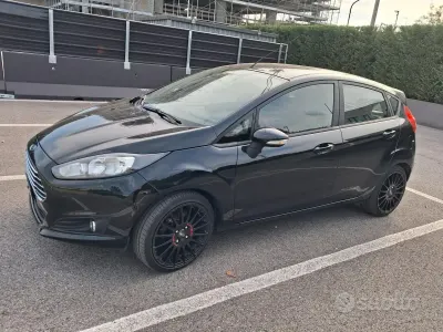 Usata Ford Fiesta 95 CV (69 kW) 2015 Nero Utilitaria