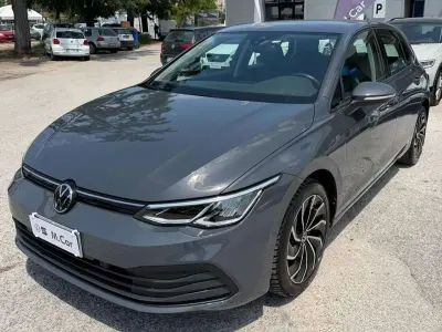 Usata VW Golf VIII Life 110 CV (80 kW) 2023 Dolphin grey metallizzato Berlina