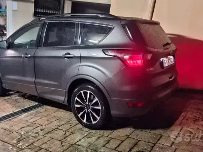 Usata Ford Kuga 120 CV (88 kW) 2019 Grigio SUV
