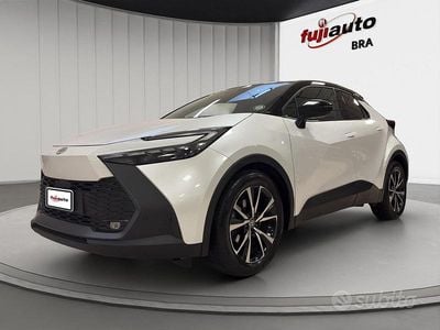 Usata Toyota C-HR Trend 140 CV (102 kW) 2024 Platinum pearl white & black SUV