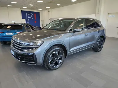 Usata VW Touareg 231 CV (169 kW) 2024 Grigio SUV