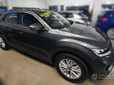 Usata VW T-Roc Life 110 CV (80 kW) 2023 Grigio scuro SUV