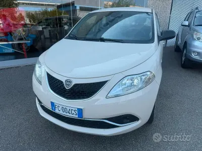 Usata Lancia Ypsilon Gold 69 CV (50 kW) 2015 Bianco Utilitaria
