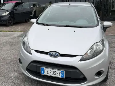 Usata Ford Fiesta 60 CV (44 kW) 2010 Grigio Berlina