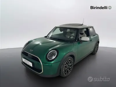 Usata Mini Cooper Favoured 114 kW (156 CV) 2025 British green met Utilitaria