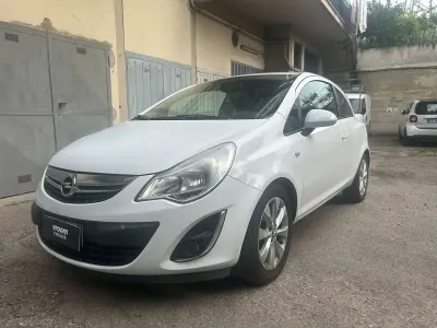 Usata Opel Corsa Edition 86 CV (63 kW) 2012 Bianco Utilitaria