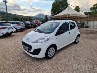 Usata Peugeot 107 Access 68 CV (50 kW) 2013 Bianco Utilitaria