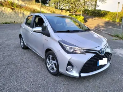 Usata Toyota Yaris Hybrid Active 73 CV (53 kW) 2016 Argento Berlina
