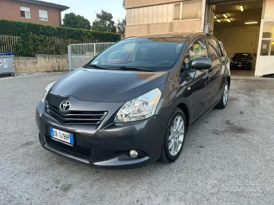Usata Toyota Verso 126 CV (92 kW) 2009 Grigio Monovolume
