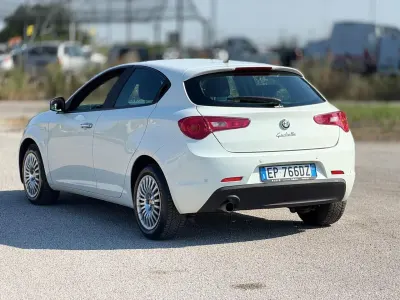 Usata Alfa Romeo Giulietta 105 CV (77 kW) 2012 Bianco Utilitaria