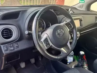Usata Toyota Yaris 69 CV (50 kW) 2013 Nero Utilitaria