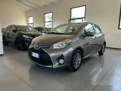 Usata Toyota Yaris Lounge 69 CV (50 kW) 2016 Grigio Berlina